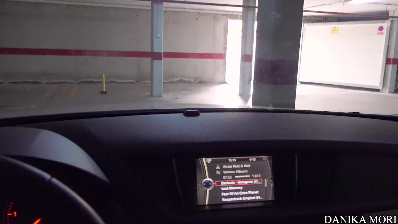 Худая девушка вылижет партнёру яйца, если тот приласкает языком её пилотку