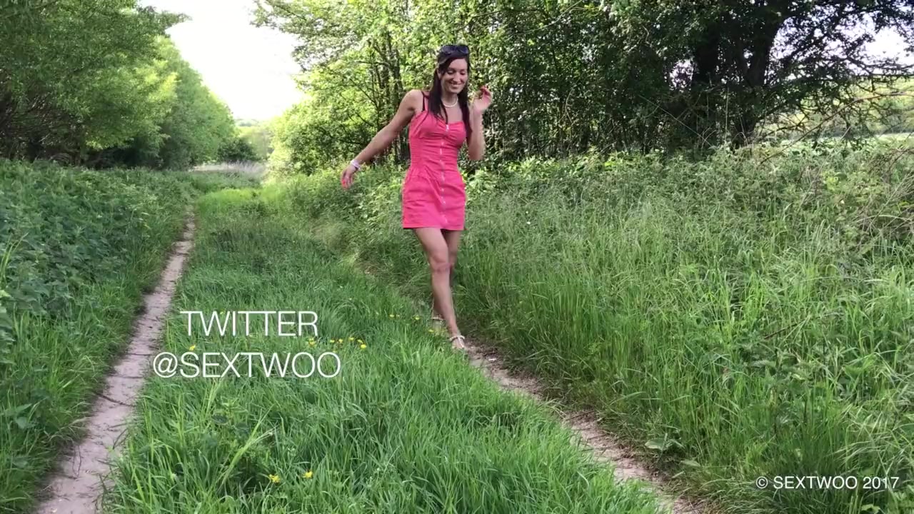 Секс на природе с дочкой фермера в чёрных стрингах