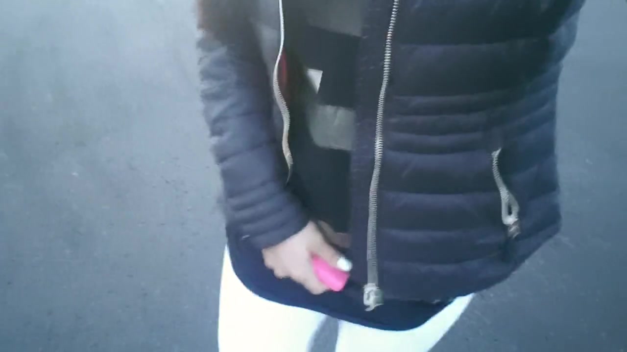 Возбуждённая озорница, только сев в машину, сразу же запустила пальцы себе в писю